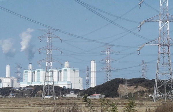 당진 화력발전소와 철탑-당진시 제공
