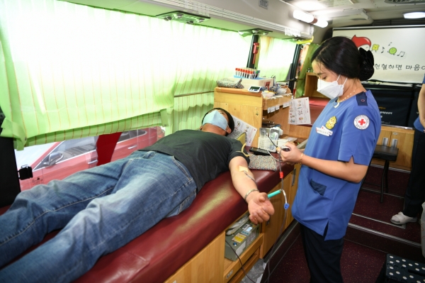 한 군민이 코로나19 극복 헌혈 캠페인에 동참하는 모습-예산군 제공