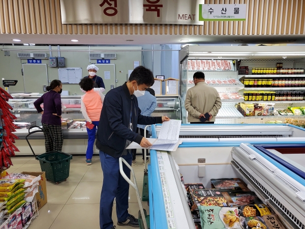 홍성군, 추석대비 식품 부정유통 및 가격표시제 집중점검(지난 5월 마트 점검 현장)