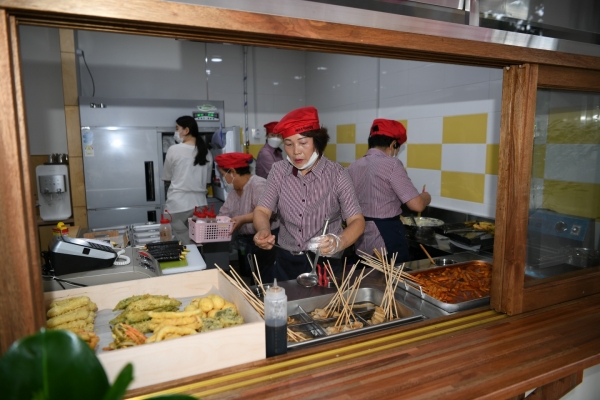 시니어클럽 시장형사업단 새참밥고리에서 어르신들이 요리를 하는 모습
