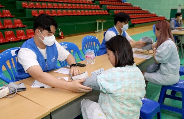 태안군민체육관에서 진행된 이동 건강검진 모습.