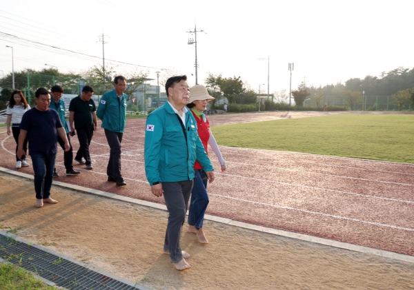 6일 태안군 청소년수련시설 맨발걷기 트랙을 점검 중인 가세로 군수.