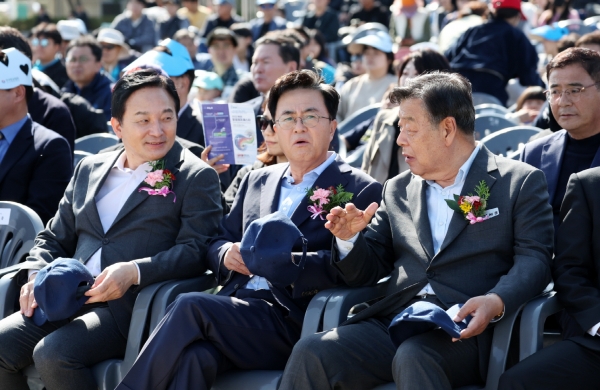 10월 28일 태안군 남면 ‘제8회 항공레저 페스타’에 참석한 원희룡 국토부장관과 가세로 태안군수.