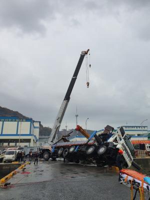 대천항 차량 크레인 작업중 넘어져 1명 사망
