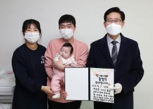 ‘두 자녀 무료 아파트’ 첫 아기 울음소리